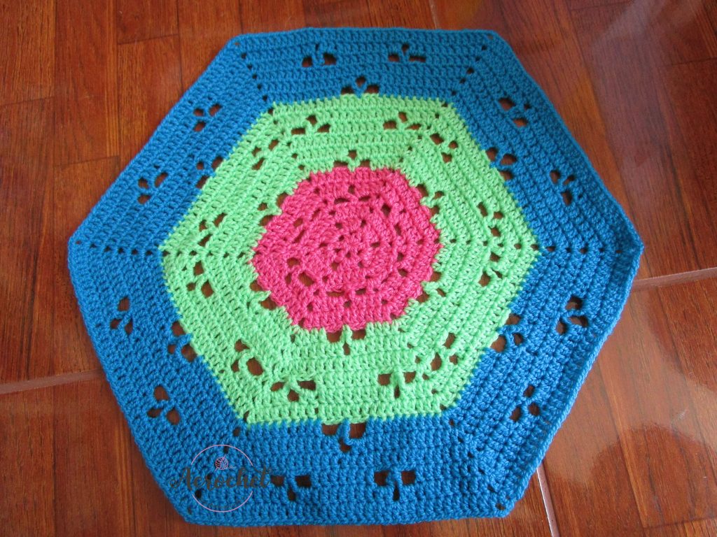 Pequeño tapete de 10 hileras tejido a crochet (diámetro aprox